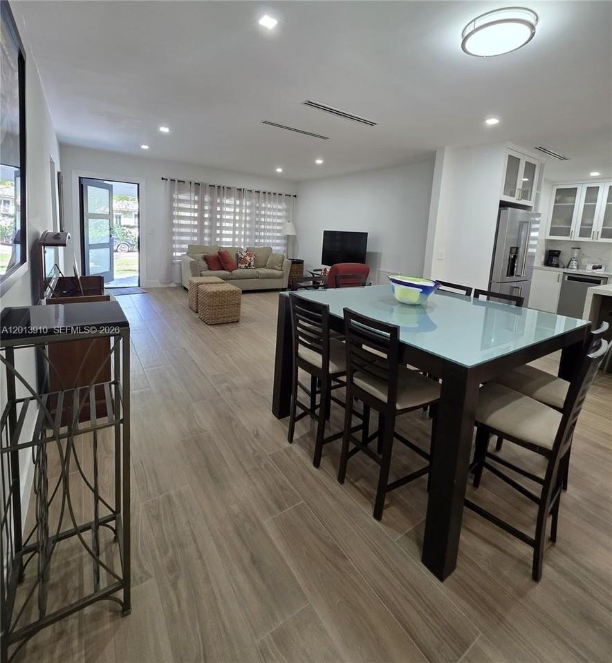 1015 Pizarro St - Photo 3 of 11