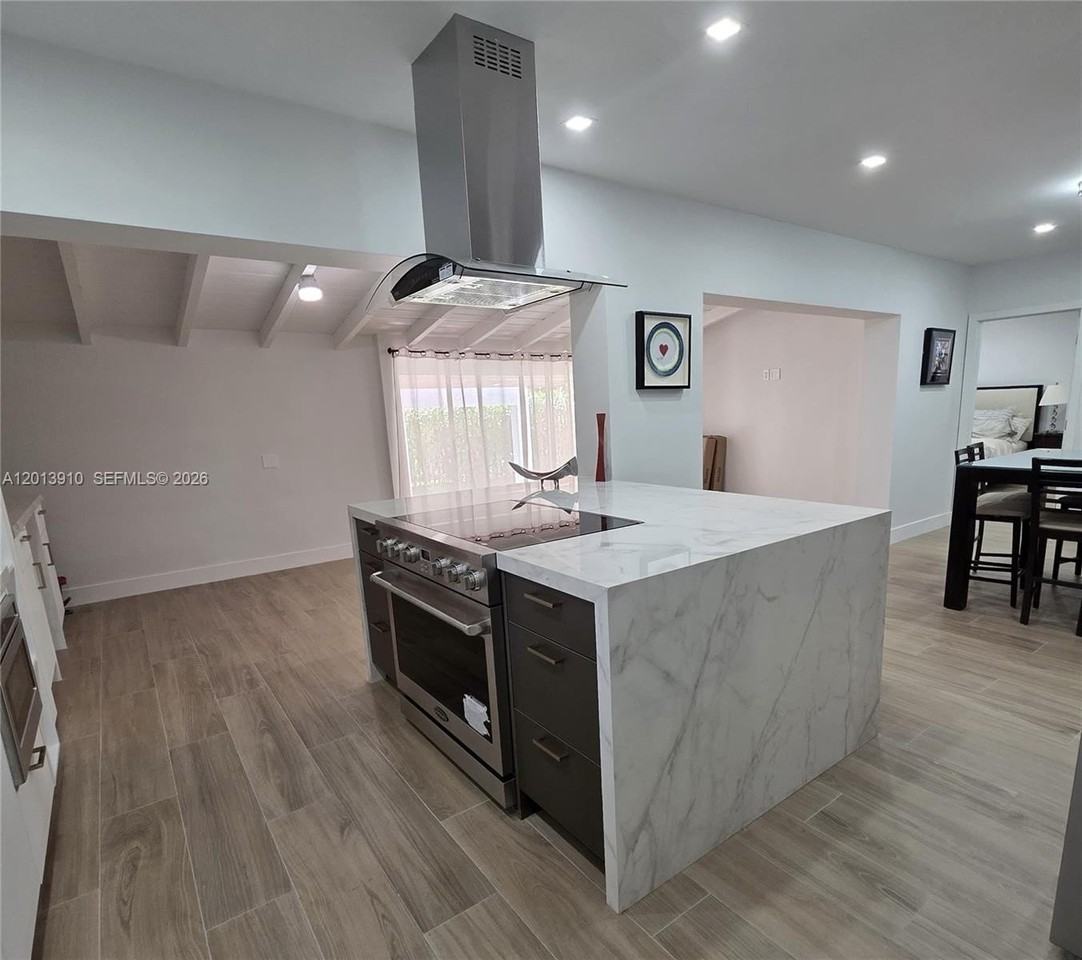 1015 Pizarro St - Photo 5 of 11