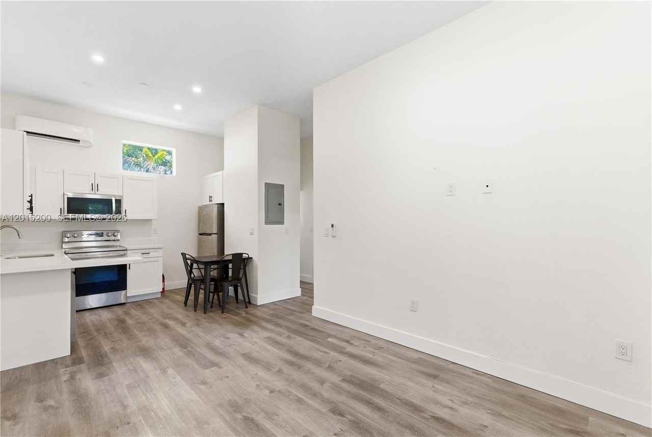 830 Se 14th St #2 - Photo 2 of 26