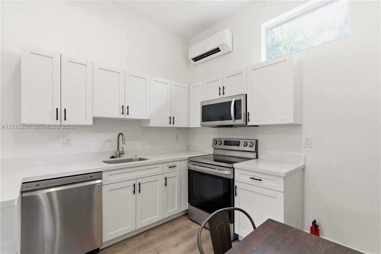 830 Se 14th St #2 - Photo 4 of 26