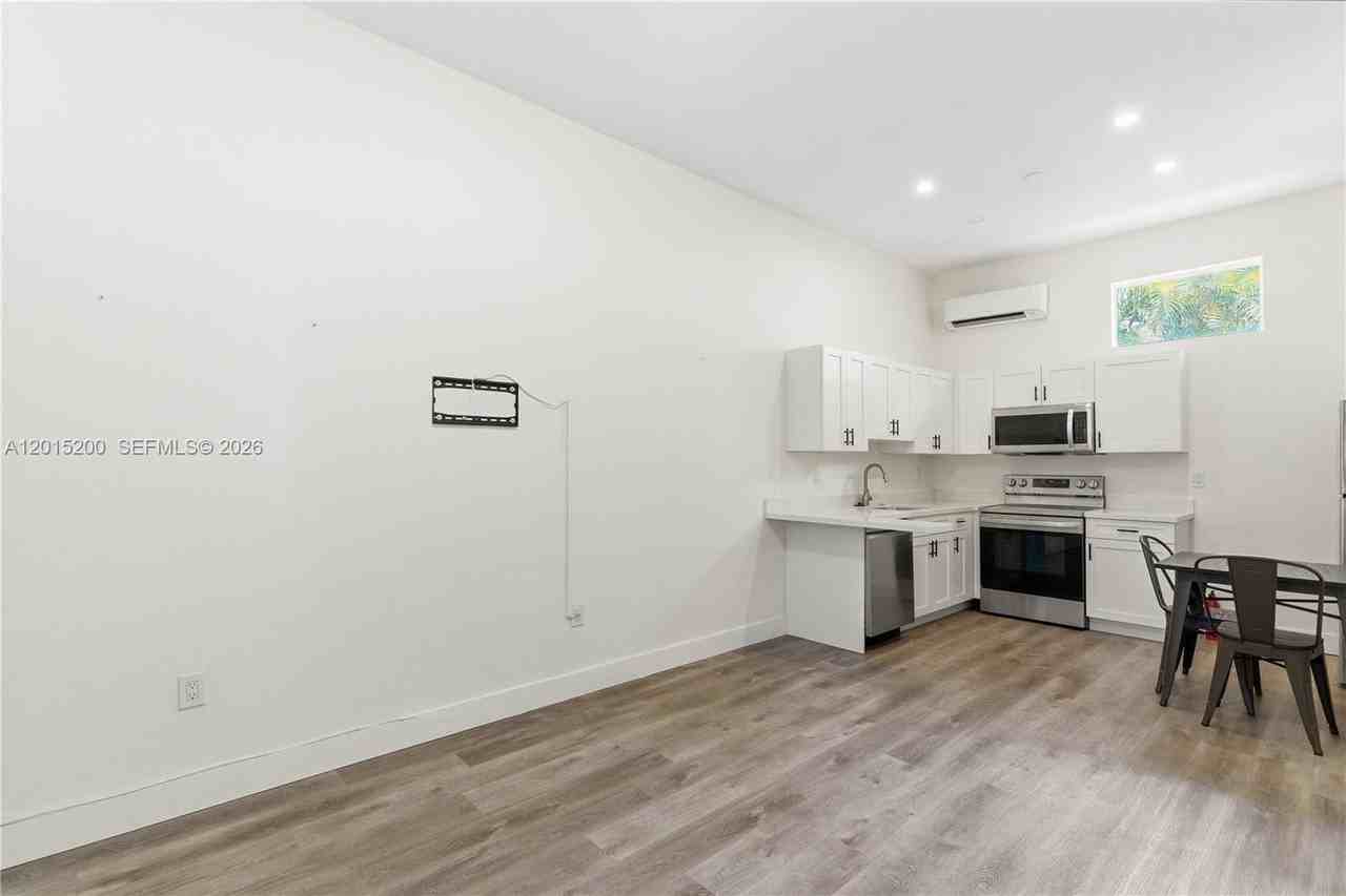 830 Se 14th St #2 - Photo 5 of 26