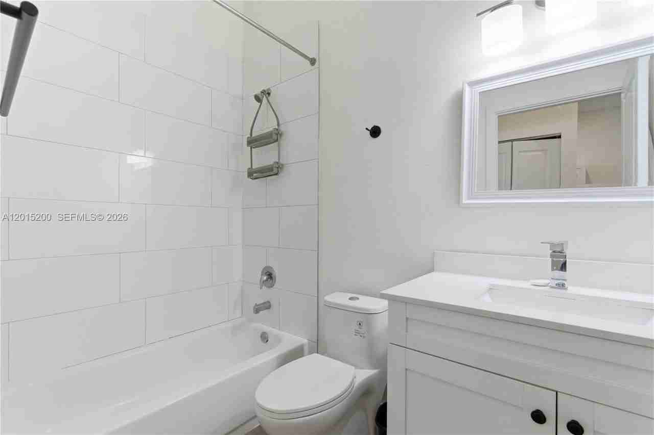 830 Se 14th St #2 - Photo 6 of 26