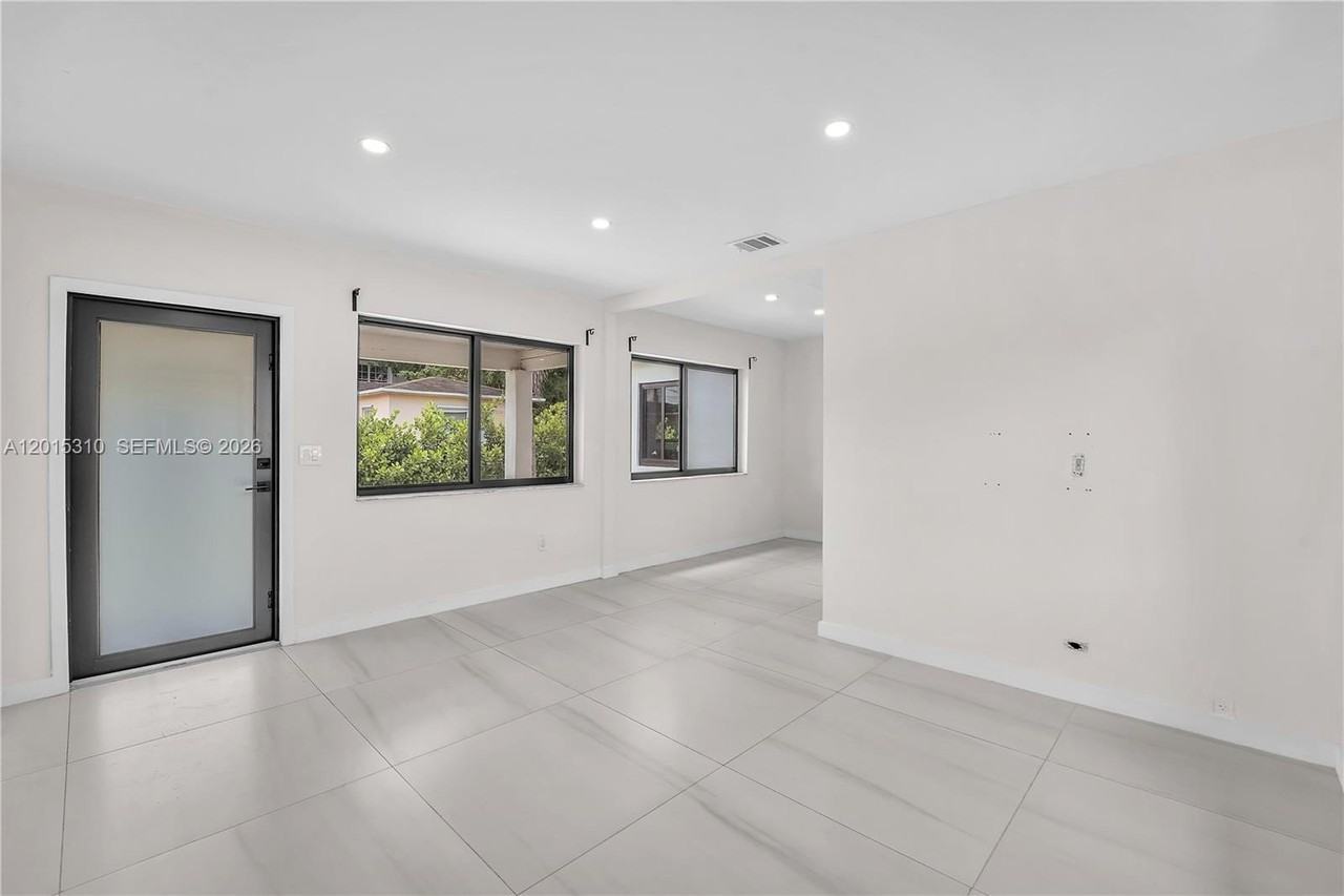 621 Sw 33rd Ave #621 - Photo 6 of 13