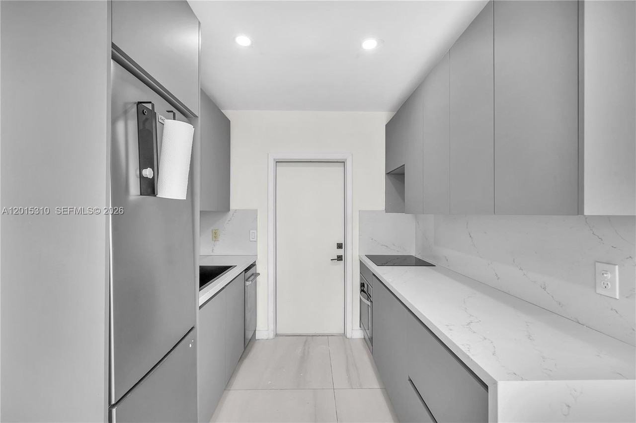 621 Sw 33rd Ave #621 - Photo 7 of 13