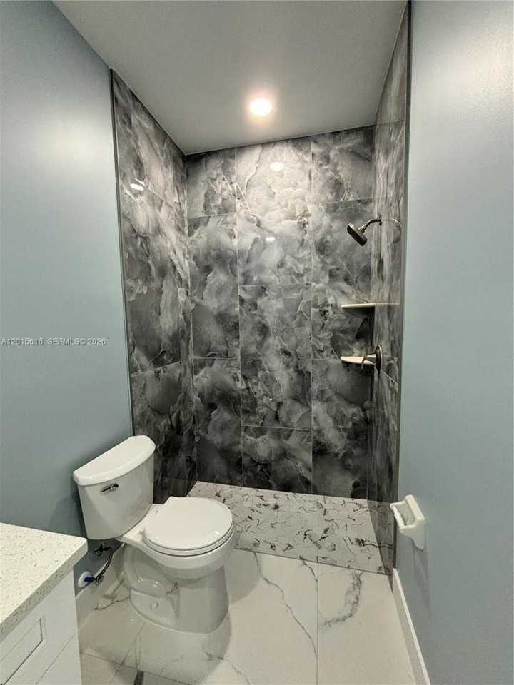 1006/1008 W 12TH ST #A - Photo 6 of 33