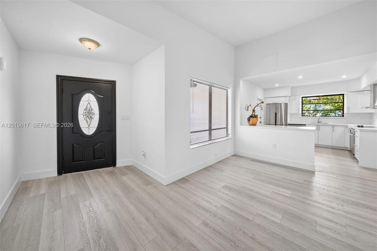 7525 Adventure Ave - Photo 3 of 50