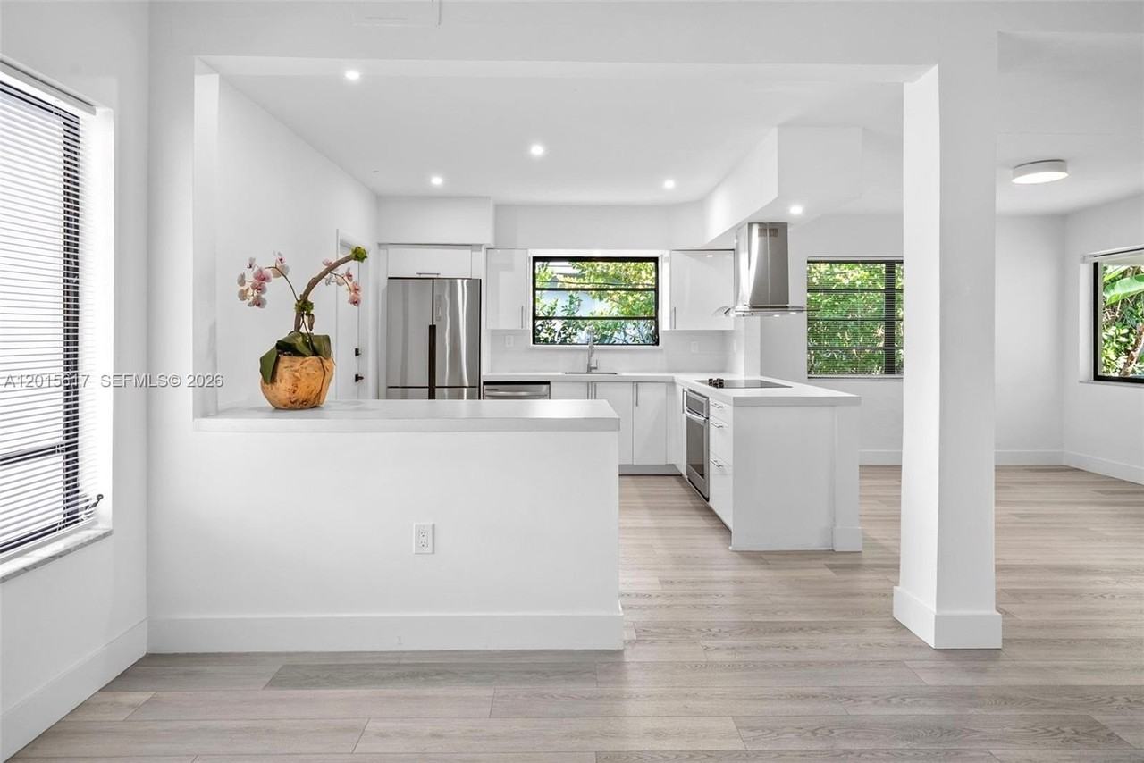 7525 Adventure Ave - Photo 4 of 50