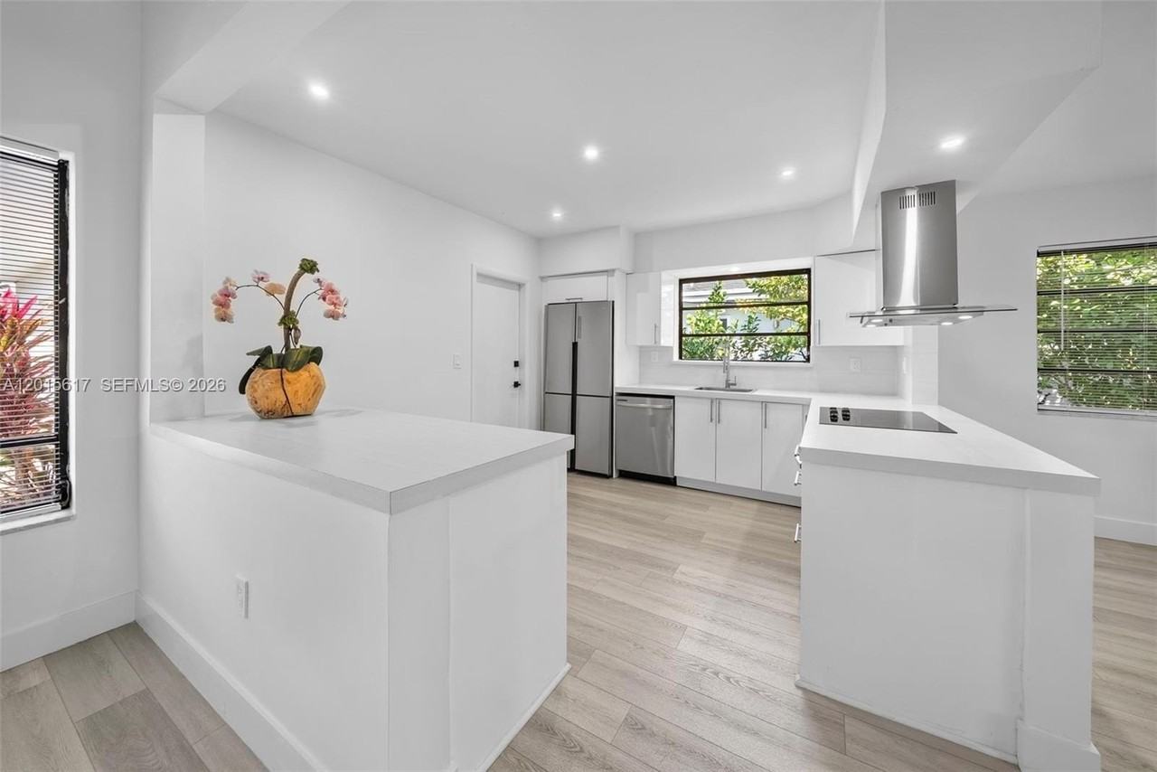7525 Adventure Ave - Photo 5 of 50