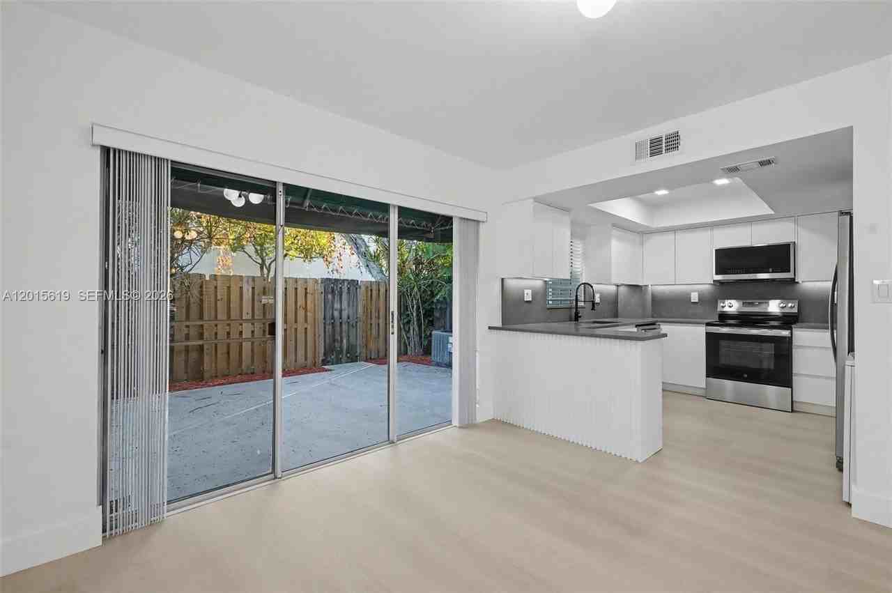 12224 Sw 52nd Pl - Photo 3 of 32