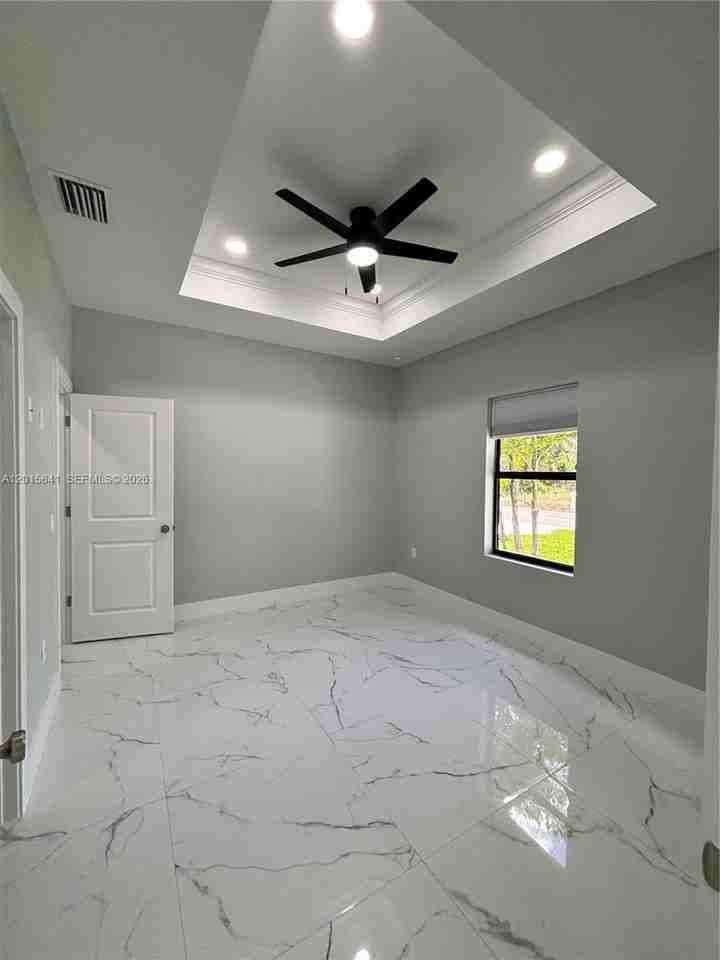 1006/1008 W 12TH ST #B - Photo 4 of 33