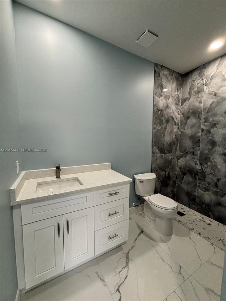 1006/1008 W 12TH ST #B - Photo 5 of 33