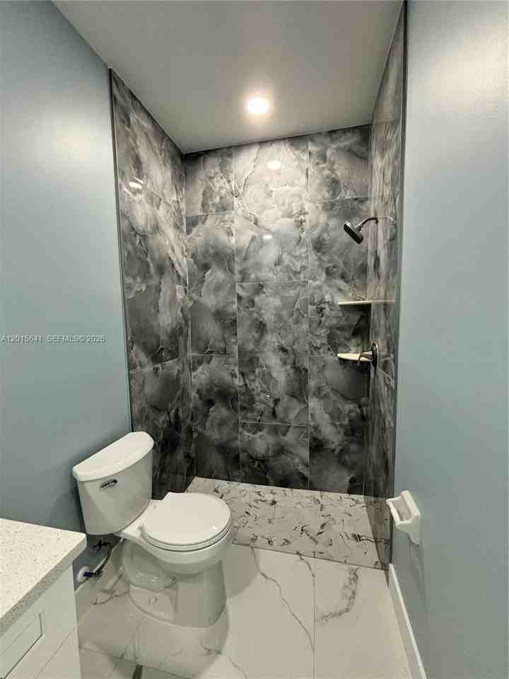 1006/1008 W 12TH ST #B - Photo 6 of 33
