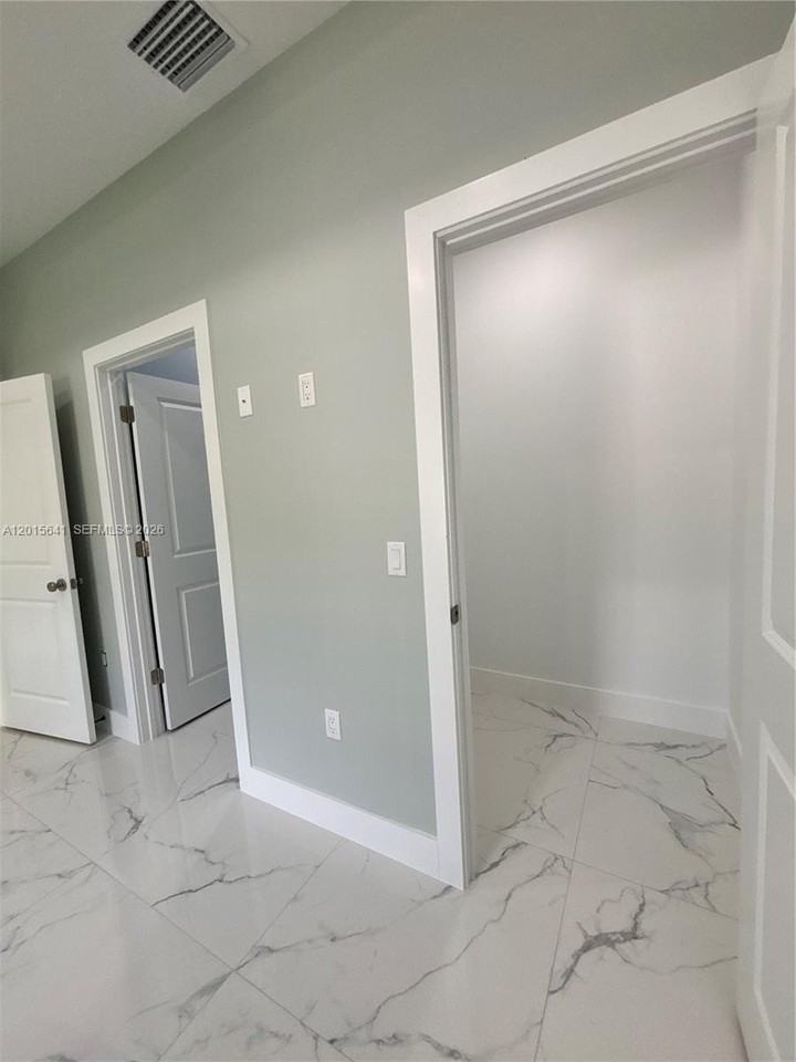 1006/1008 W 12TH ST #B - Photo 7 of 33