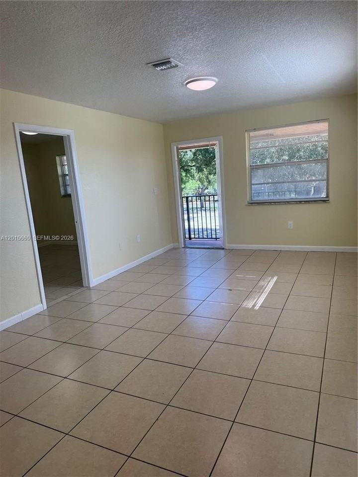 1101 W Prospect Rd #4 - Photo 2 of 19