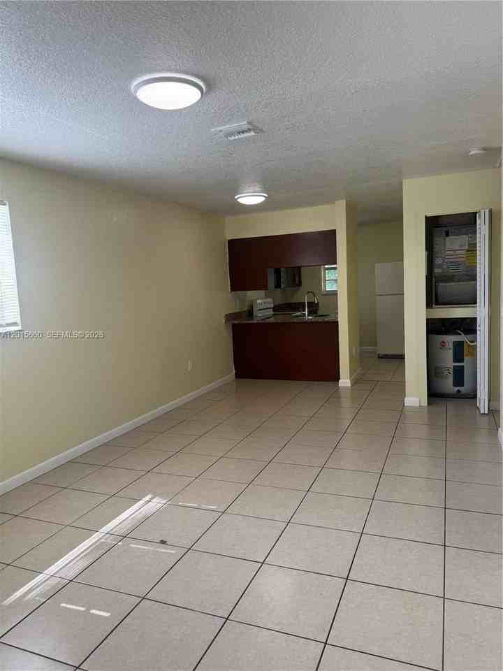 1101 W Prospect Rd #4 - Photo 3 of 19