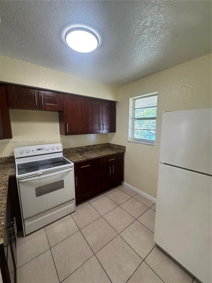 1101 W Prospect Rd #4 - Photo 4 of 19