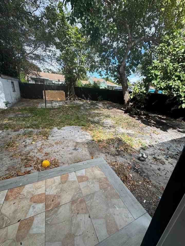 833 Nw 75th St - Photo 4 of 16