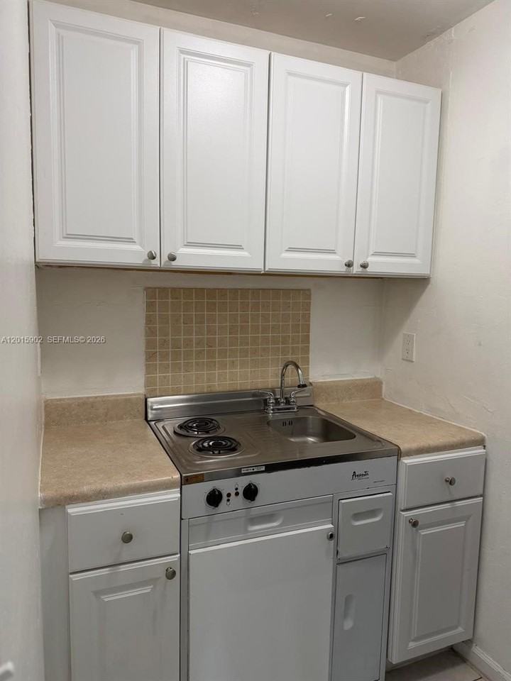 3031 Ne 21st Ter #7 - Photo 2 of 8