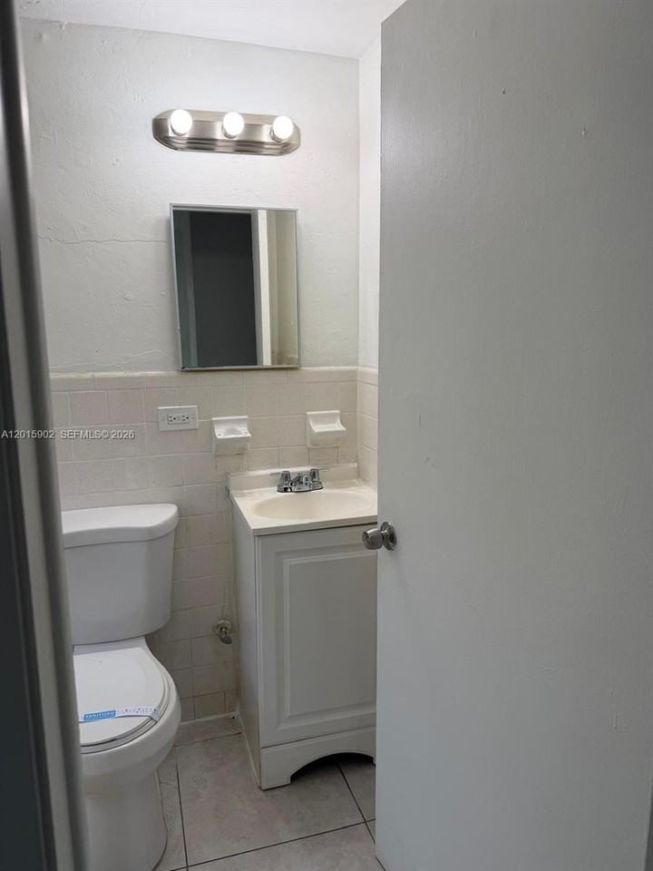 3031 Ne 21st Ter #7 - Photo 4 of 8