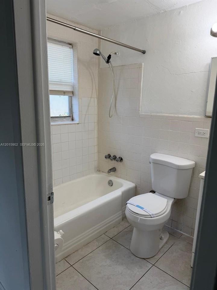 3031 Ne 21st Ter #7 - Photo 5 of 8