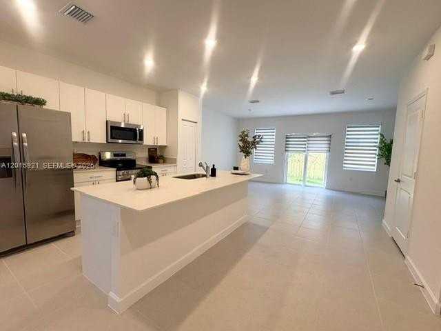1137 Se 2nd Ter - Photo 3 of 22