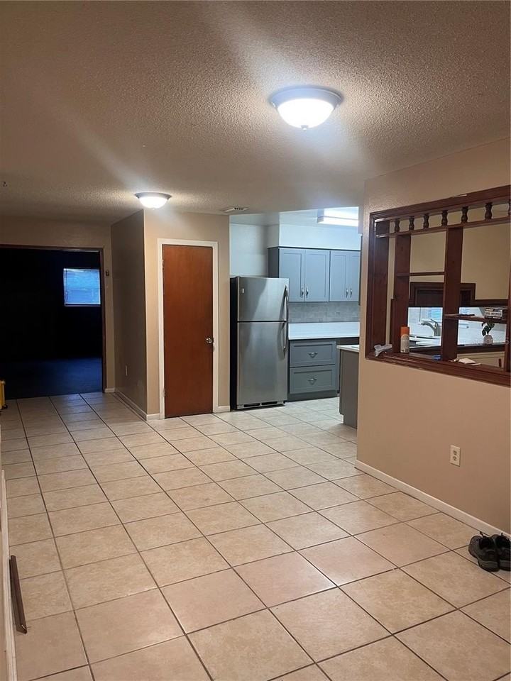 6821 Derrick Dr - Photo 4 of 14