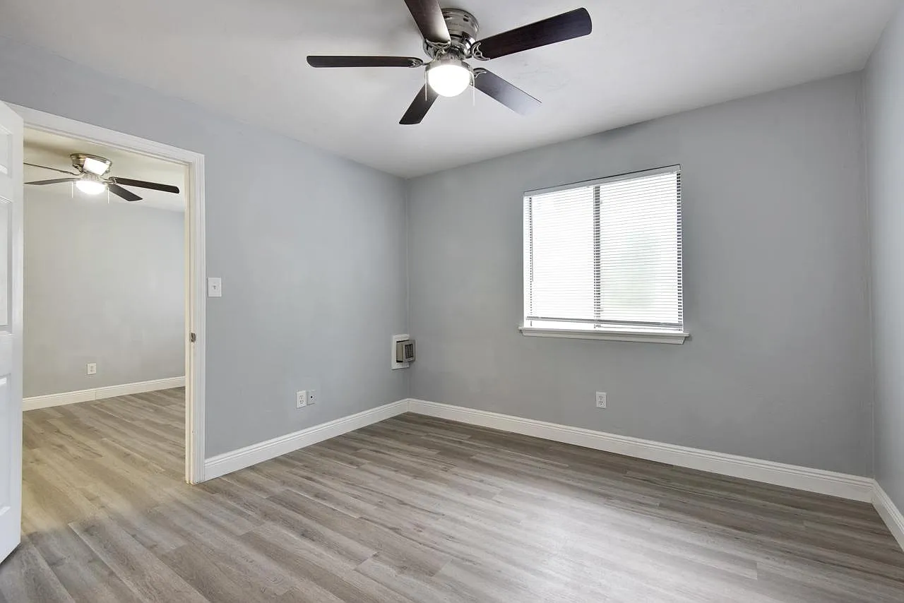 214 Columbia Drive - Photo 4 of 7