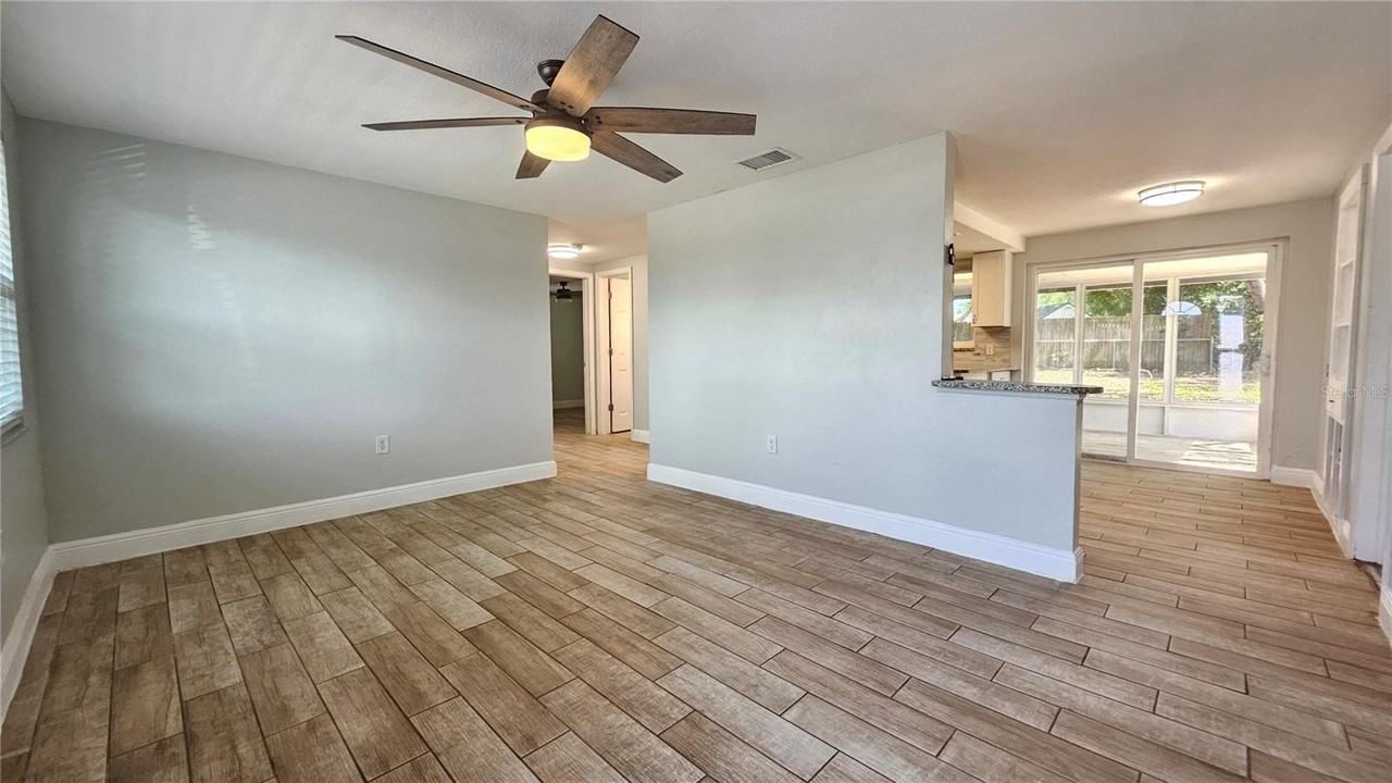 6412 Pawling Ave - Photo 4 of 24