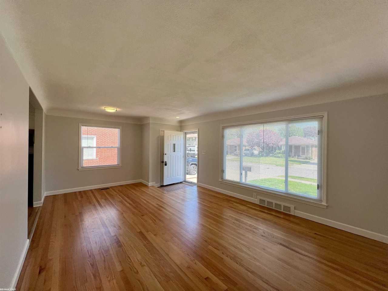 22104 Elizabeth St - Photo 3 of 20