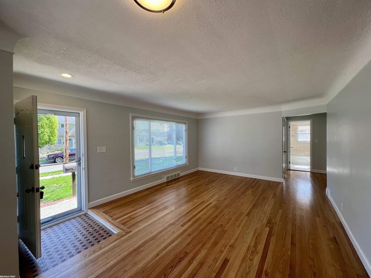 22104 Elizabeth St - Photo 4 of 20