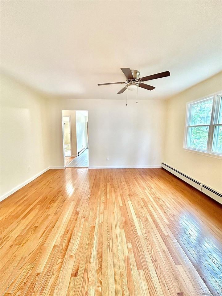 164 Rossiter Ave - Photo 5 of 40
