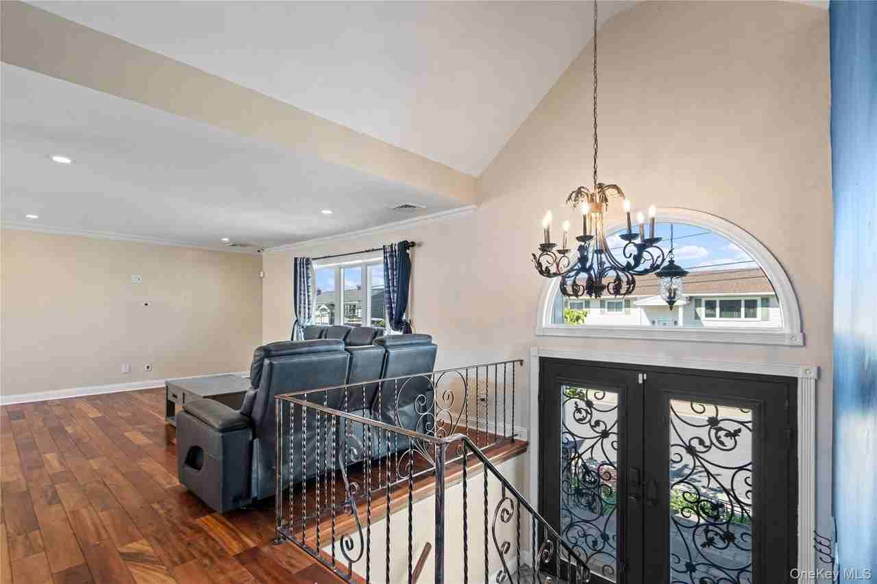 539 Nassau Ave - Photo 3 of 39