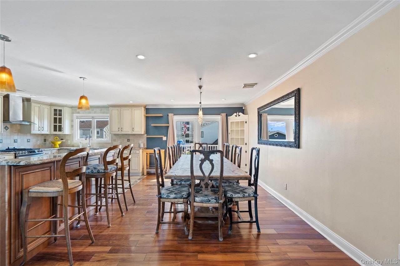 539 Nassau Ave - Photo 5 of 39