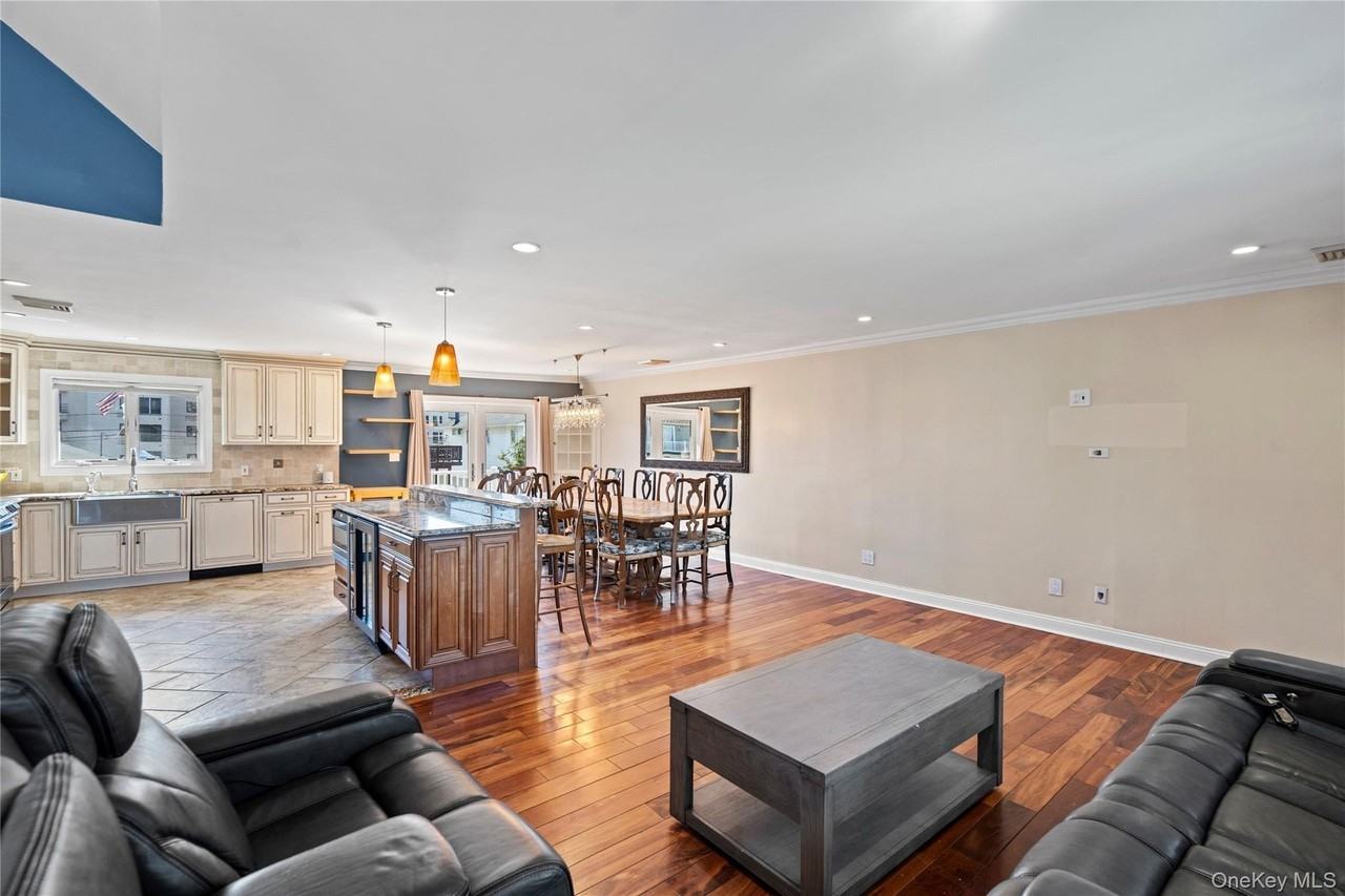 539 Nassau Ave - Photo 6 of 39