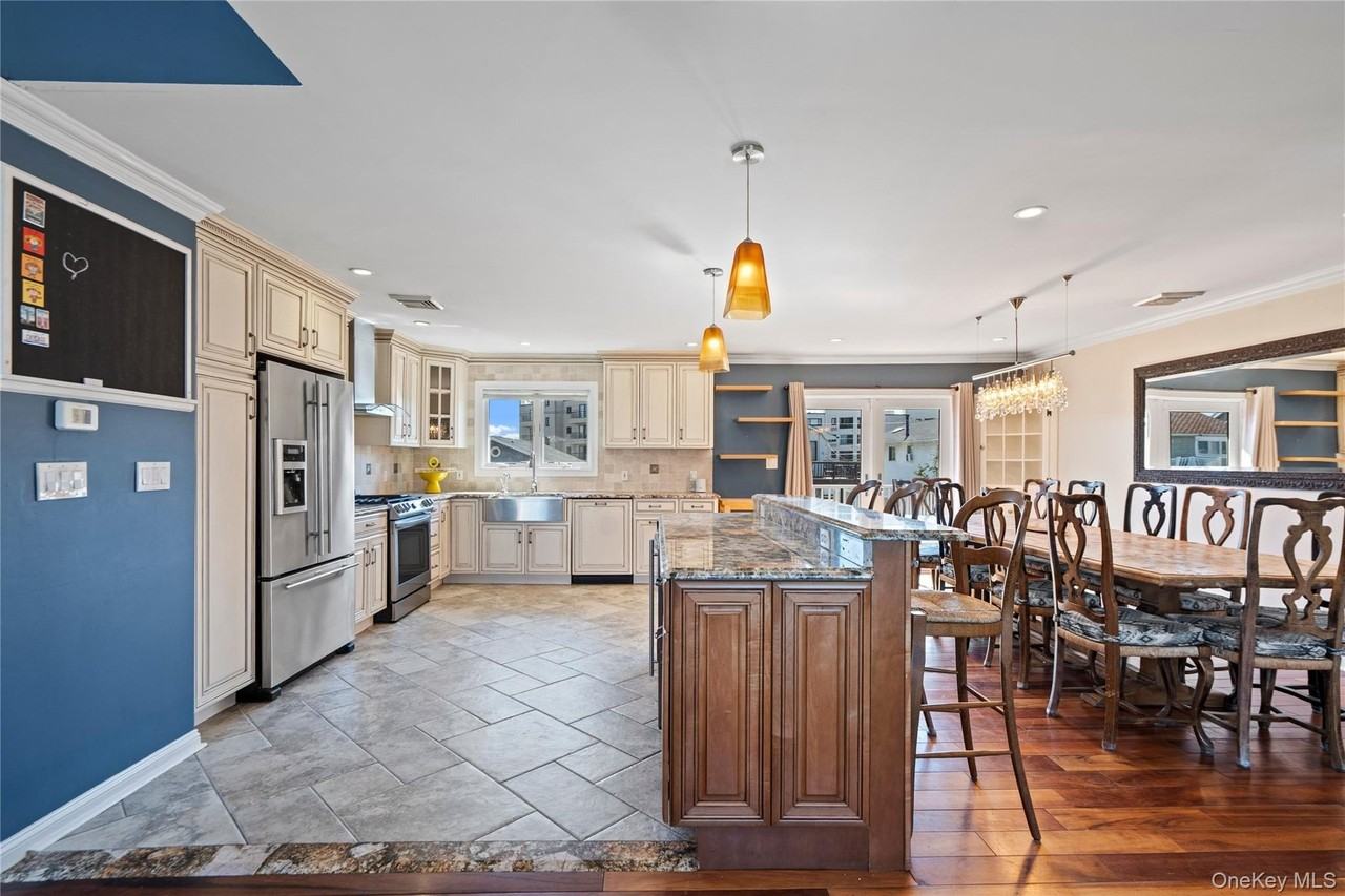 539 Nassau Ave - Photo 7 of 39