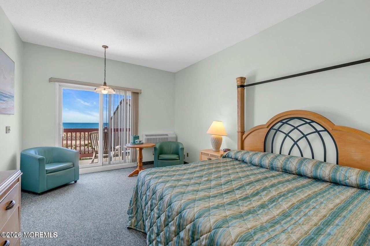 1008 Ocean Ave - Photo 5 of 29