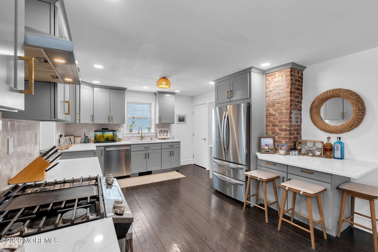 555 Ocean Rd - Photo 2 of 15