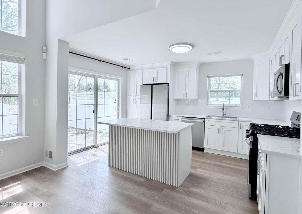1 Whitemarsh Dr - Photo 3 of 33