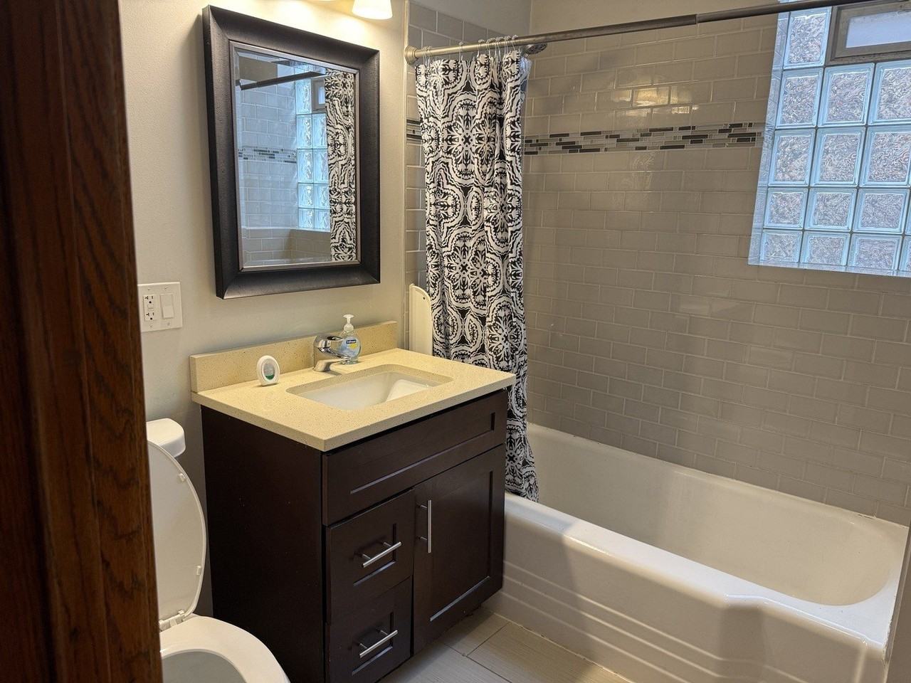 2725 N Francisco Ave #2 - Photo 6 of 7