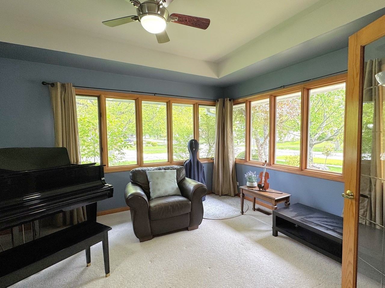 623 Steamboat Rd - Photo 7 of 37