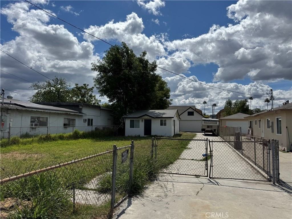 1012 Aldgate Ave - Photo 4 of 11