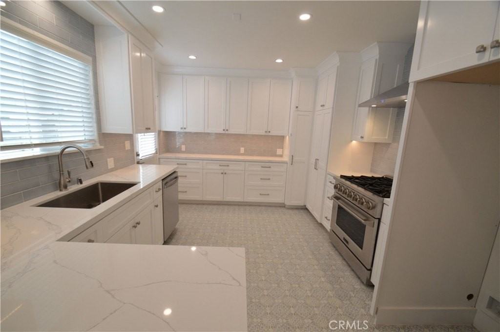 1443 N Evergreen St - Photo 4 of 12