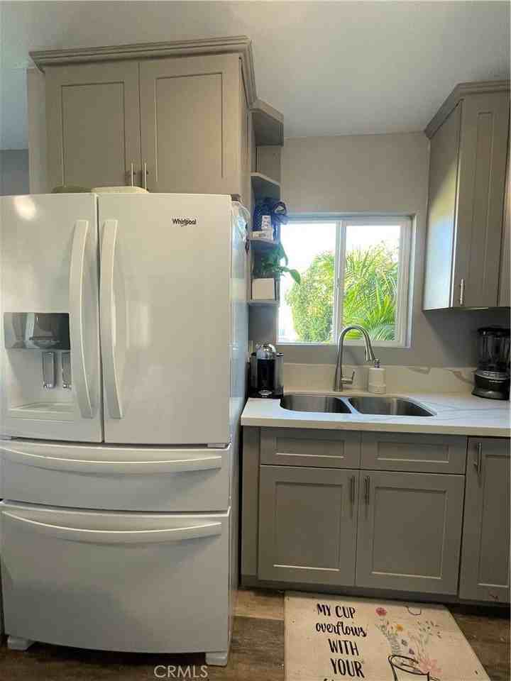 538 W 111th Pl - Photo 6 of 9