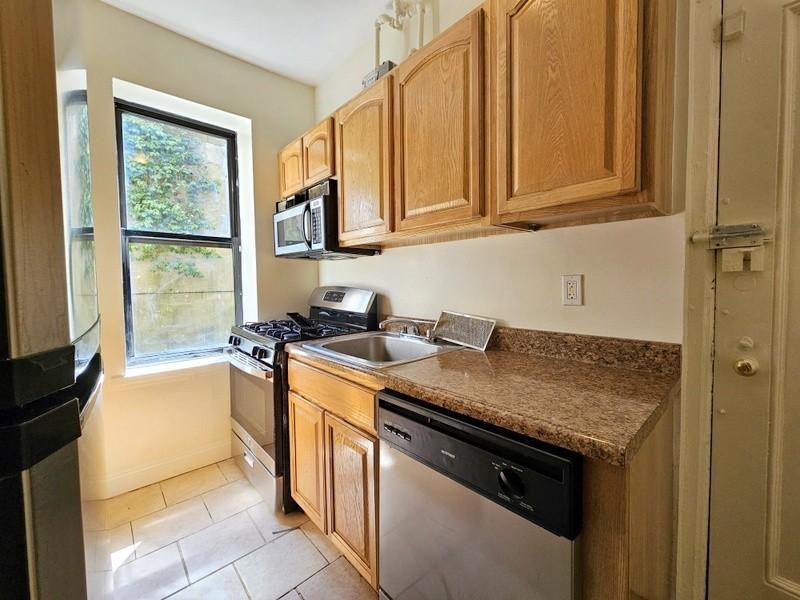 850 W 176th St - Photo 5 of 10
