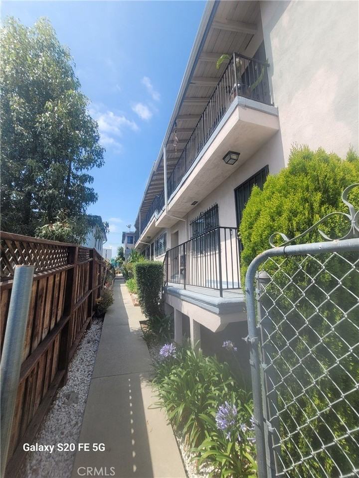 5621 Edgemar Ave - Photo 2 of 11