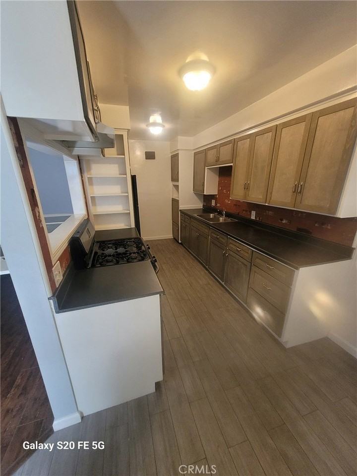 5621 Edgemar Ave - Photo 5 of 11