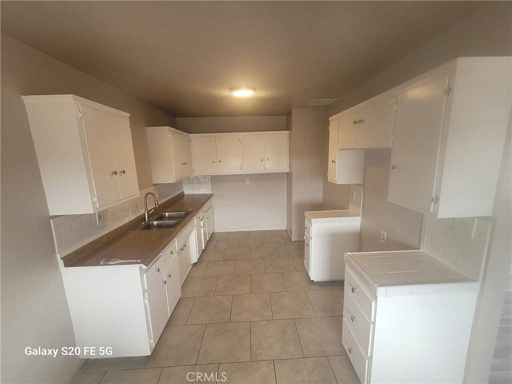1037 W 108th St #5 - Photo 3 of 7