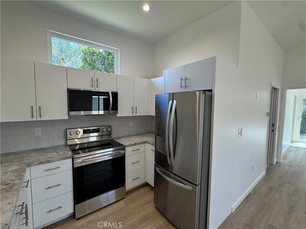 5032 Serrania Ave - Photo 4 of 23