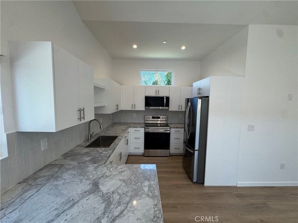 5032 Serrania Ave - Photo 6 of 23