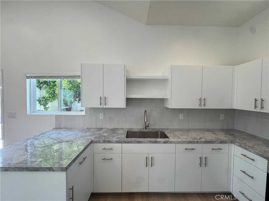 5032 Serrania Ave - Photo 7 of 23